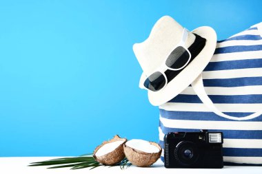 Yaz çanta şapka ve mavi zemin üzerine Hindistan cevizi