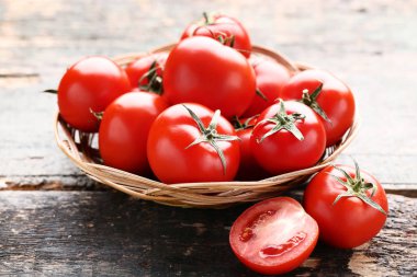 Taze ve olgun domates sepeti gri ahşap tablo