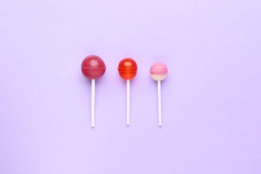 Mor zemin üzerine tatlı lolipop