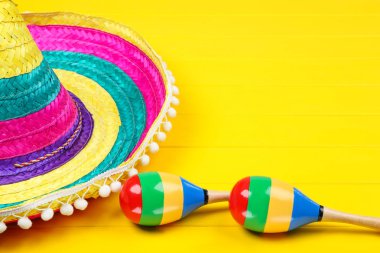 Sarı ahşap masa üzerinde Meksika şapka ve maracas