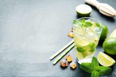 Siyah ahşap masa üzerinde cam Mojito kokteyl