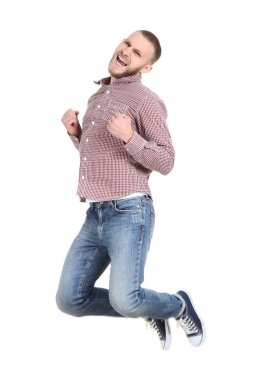 Beyaz arka planda zıplayan genç adam.