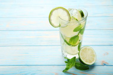 Mojito kokteyl cam ahşap tablo
