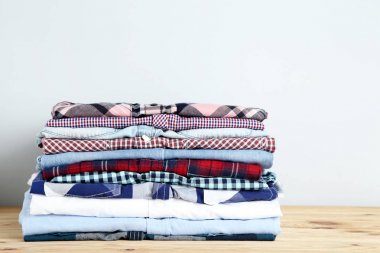 Gri arka plan üzerinde katlanmış gömlek yığını