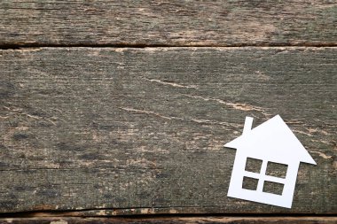 Beyaz kağıt ev gri ahşap tablo