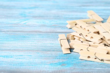 Mavi ahşap masa üzerinde kahverengi clothespins