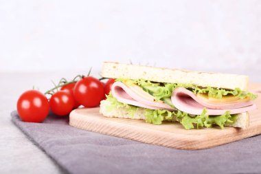 Jambon, peynir ve gri arka plan üzerinde sebze sandviç