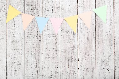 Beyaz ahşap arka plan asılı renkli kağıt bayrak