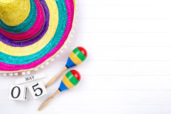 Mexican Hat Maracas Cube Calendar White Wooden Table — Stock Photo, Image