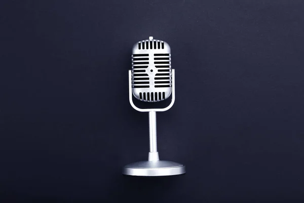 Siyah Arkaplanda Klasik Mikrofon — Stok fotoğraf