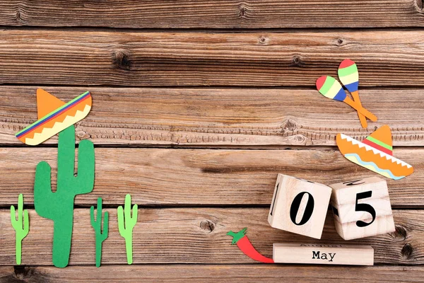 Cactus Papel Con Sombrero Maracas Calendario Cubo Sobre Mesa Madera —  Fotos de Stock