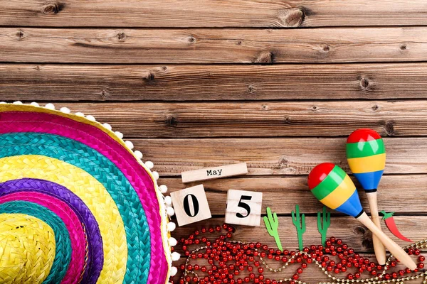 Mexicaanse Hoed Met Maracas Kubus Kalender Papier Cactussen Houten Tafel — Stockfoto