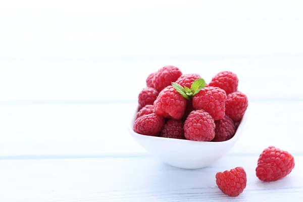 Ripe Raspberries Green Leafs White Wooden Table — Stock Photo, Image