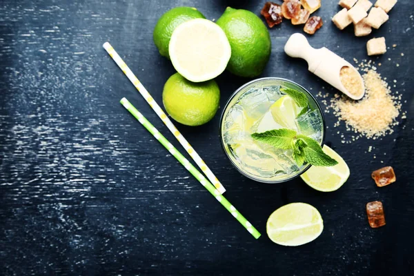 Cóctel Mojito Vaso Con Azúcar Sobre Mesa Madera —  Fotos de Stock