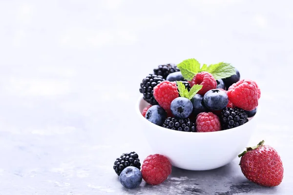 Ώριμα Και Γλυκά Φρούτα Γκρίζο Ξύλινο Τραπέζι — Φωτογραφία Αρχείου