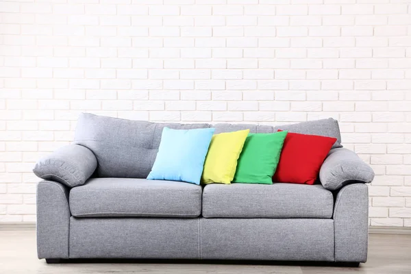 Travesseiros Macios Coloridos Sofá Cinza — Fotografia de Stock