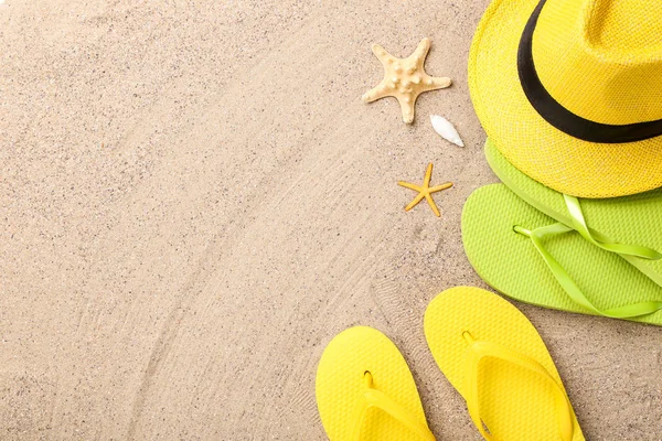 Parejas Chanclas Con Estrella Mar Sombrero Arena Playa — Foto de Stock