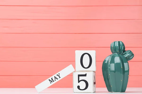 Calendario Cubo Con Cactus Decorativo Sfondo Color Corallo — Foto Stock