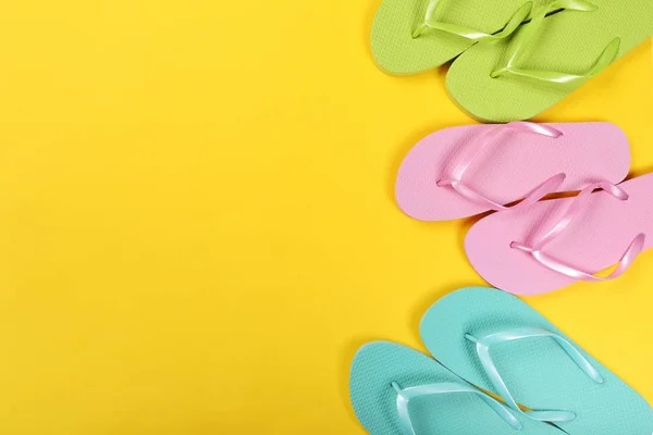 Paar Kleurrijke Flip Flops Gele Achtergrond — Stockfoto