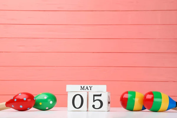 Maracas Messicane Con Calendario Cubo Sfondo Color Corallo — Foto Stock