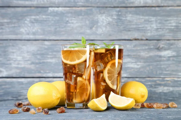 Eistee Gläsern Mit Zitronen Und Minzblättern Auf Holztisch — Stockfoto