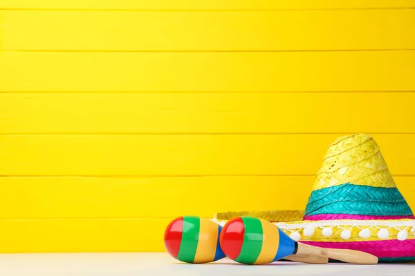 Chapéu Mexicano Maracas Sobre Fundo Amarelo — Fotografia de Stock