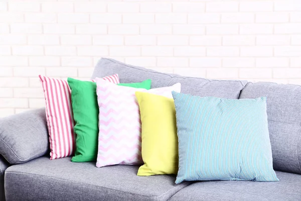 Travesseiros Macios Coloridos Sofá Cinza — Fotografia de Stock