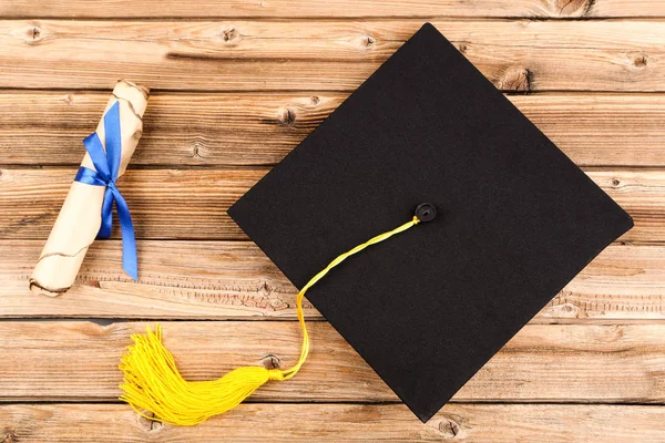 Berretto Graduato Con Diploma Tavola Legno Marrone — Foto Stock