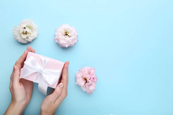 Mains Féminines Tenant Boîte Cadeau Avec Des Fleurs Eustomie Sur — Photo