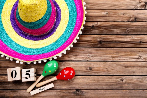 Mexican Hat Maracas Cube Calendar Brown Wooden Table — Stock Photo, Image