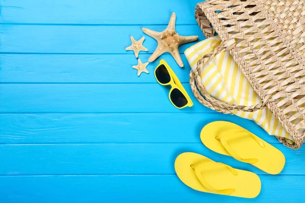 Paar Flip Flops Mit Seesternen Tasche Und Sonnenbrille Auf Blauem — Stockfoto