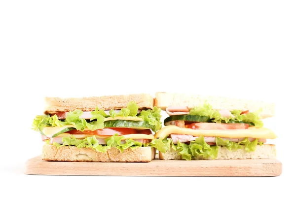 白い背景で隔離のまな板とおいしいサンドイッチ — ストック写真