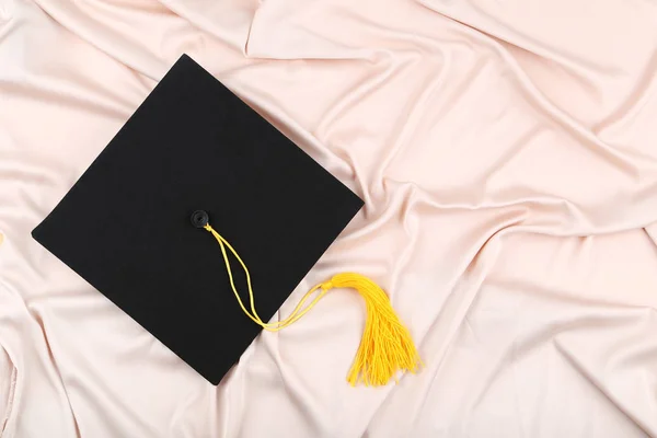 Berretto Graduato Fondo Tessuto Raso Beige — Foto Stock