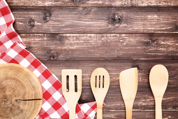 Posate Legno Con Tovagliolo Rosso Sul Tavolo Marrone — Foto Stock