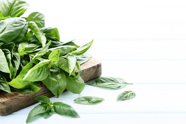 Groene Basilicum Blaadjes Met Snijplank Houten Tafel — Stockfoto