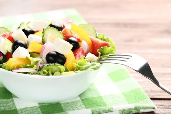 Groente Salade Schaal Met Vork Servet Houten Tafel — Stockfoto