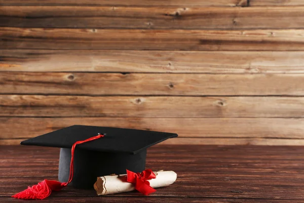 Berretto Graduato Con Diploma Tavola Legno Marrone — Foto Stock