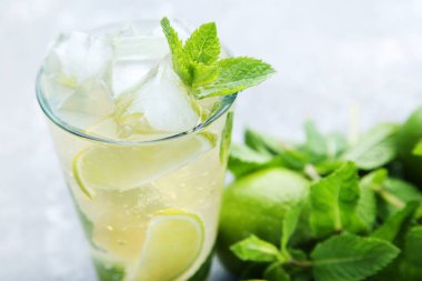 Mojito kokteyl cam ahşap tablo