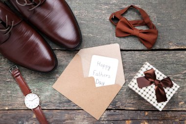 Metin Mutlu Babalar Günü erkek ayakkabıları ile, izlemek, hediye kutusu ve yay 