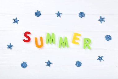 Kelime Yazı beyaz tahta masada deniz kabukları ile