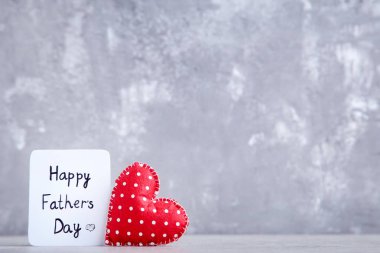 Gri arka plan üzerinde kırmızı kumaş kalp ile Metin Mutlu Babalar Günü