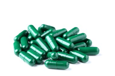Spirulina kapsüller beyaz izole