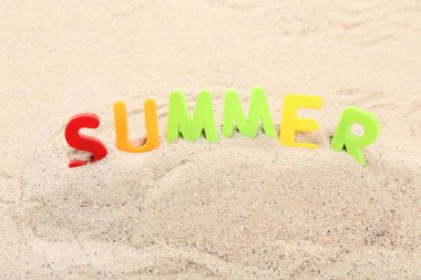 Kelime Yazı plaj kumlarında plastik harflerle yazıldı