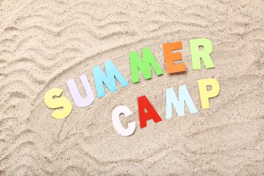 Plaj kum üzerinde Kağıt metin Yaz kampı