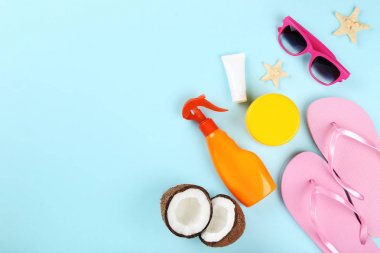 Bl hindistan cevizi, güneş gözlüğü ve parmak arası terlik ile güneş koruyucu şişeler