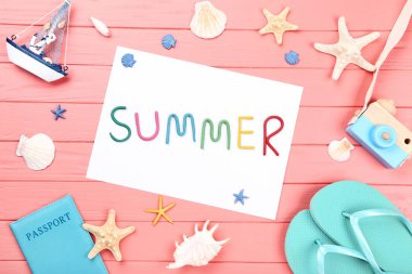 Yaz mevsimi deniz kabukları, pasaport ve terliklerle ahşap ta