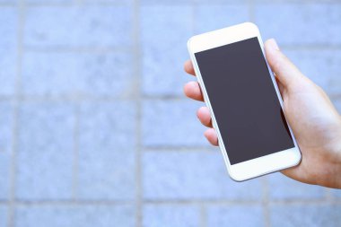 Holding ve smartphone açık kullanarak kadın