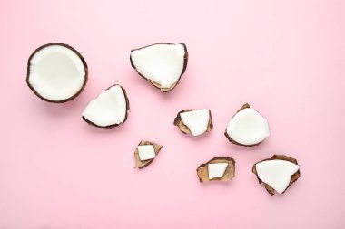 Pembe arka planda hindistan cevizi parçaları