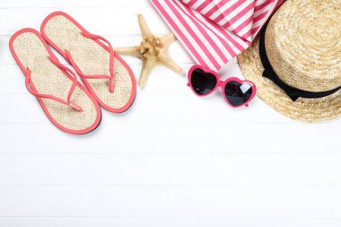 Denizyıldızı, güneş gözlüğü ve şapka ile flip flop çifti beyaz wo