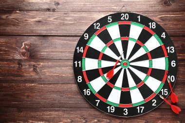 Kahverengi ahşap masa üzerinde dart ile Dart tahtası